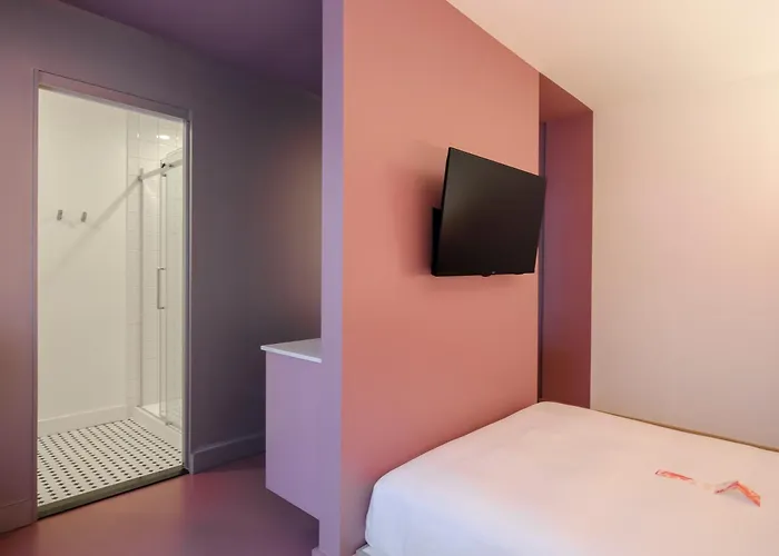Rose Hotel Invisible Quebec City